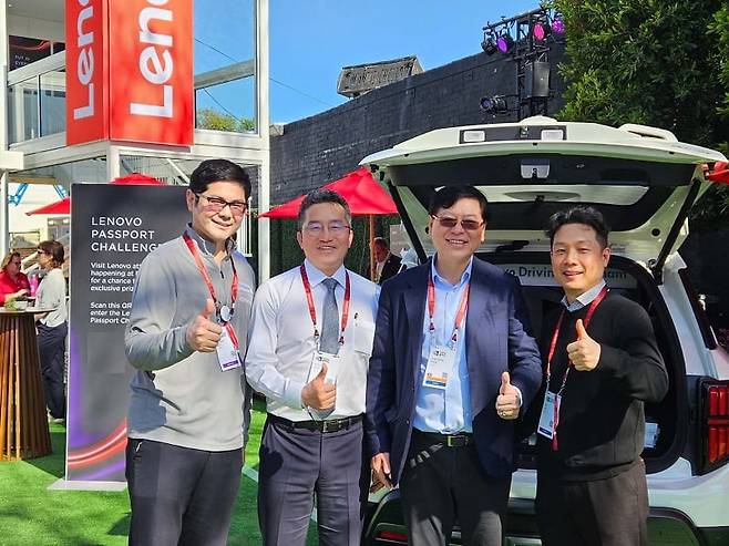 미국 산호세에서 열린 '엔비디아 GTC(NVIDIA GTC)' 행사장 내 레노버(Lenovo) 부스 앞에서 주요 관계자들이 기념 포즈를 취하고 있다. (왼쪽부터) 레노버 Bingchuan Sun 차량 컴퓨팅 사업 디렉터, SWM 김기혁 대표, 레노버 Yang Yuanqing 회장, SWM 원종현 전무