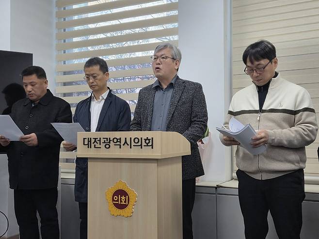 17일 더불어민주당 대전시당 평당원협의회가 대전시의회에서 기자회견을 갖고 민경배 의원에 대한 경선 배제를 촉구하고 있다. 이준섭 기자