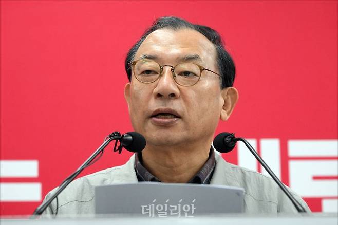 이정현 국민의힘 공천관리위원장이 16일 오전 서울 여의도 국민의힘 중앙당사에서 열린 기자회견에서 김영환 충북도지사에 대한 지방선거 공천 컷오프를 발표하고 있다. ⓒ데일리안 홍금표 기자