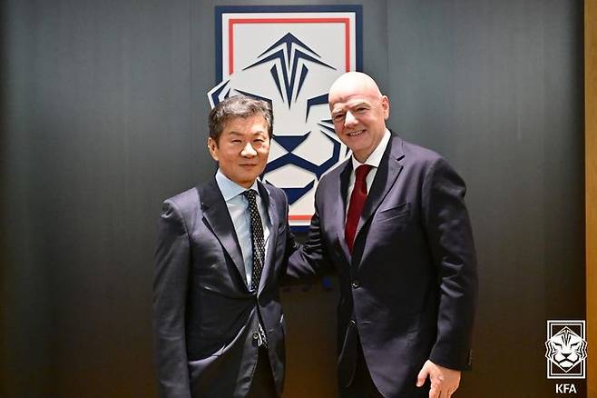 정몽규 대한축구협회장과 인판티노 FIFA 회장. ⓒ KFA