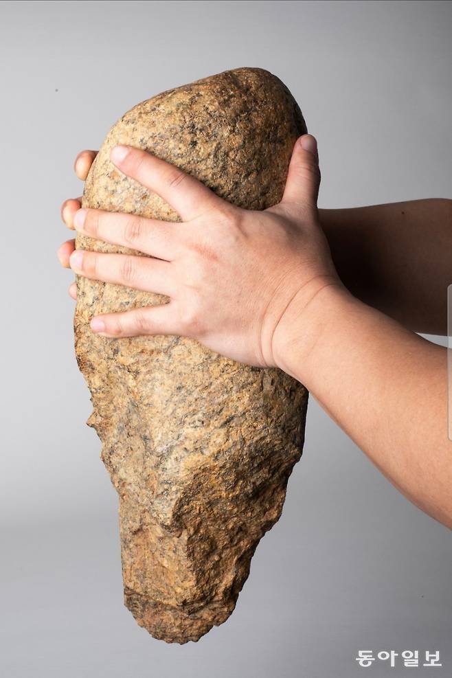 지금까지 세계에서 보고된 양면석기 가운데 가장 크고 무거운 전곡리 출토 초대형 주먹찌르개. 동아일보DB