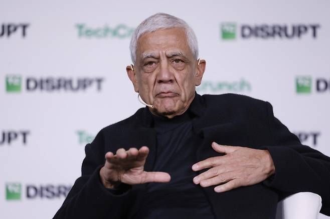 비노드 코슬라 코슬라벤처스 창립자가 2025년 10월 28일(현지 시간) 미국 샌프란시스코 모스콘센터에서 열린 ‘테크크런치 디스럽트 2025’ 행사에서 발언하고 있다.Getty Images