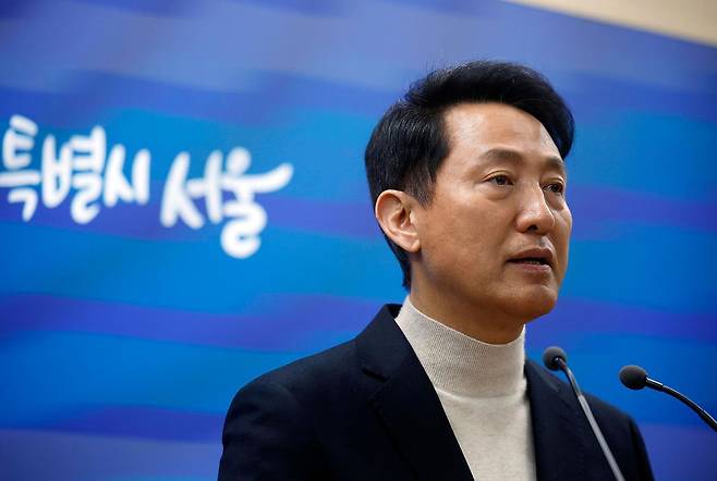 오세훈 서울시장이 17일 서울 중구 서울시청에서 공천 신청 관련 입장 발표를 하고 있다. 뉴시스