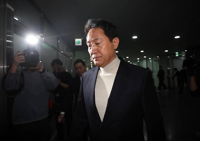 오세훈 서울시장이 17일 서울 중구 서울시청에서 공천 신청 관련 입장 발표를 마친 뒤 이동하고 있다. 뉴시스