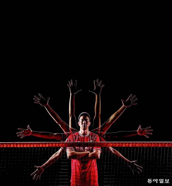 경기 오산시 한국전력 체육관에서 신영석이 팔을 들고 움직이는 모습을 다중 노출로 촬영했다. 신영석은 불혹인 올해 6시즌 연속 올스타전 팬투표 1위를 차지한 것은 물론 남자부 최초 블로킹 1400개를 돌파하는 등 여전히 뜨거운 한 해를 보내고 있다. 신영석은 “선수 생활의 마지막 불꽃을 태워 한국전력의 창단 첫 챔피언결정전 우승에 기여하고 싶다”는 바람을 드러냈다. 오산=양회성 기자 yohan@donga.com