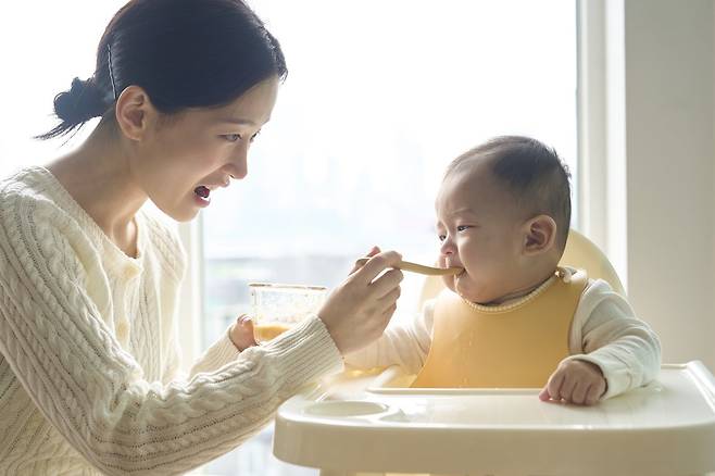 게티이미지뱅크. 자녀 경험 소비가 늘고 공감 육아·원인-결과 육아 등 새로운 육아 방식이 확산하고 있다.