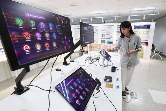 홍성연 박사과정 연구원이 소울메이트 시연을 하고 있다. 사진=이준기기자.