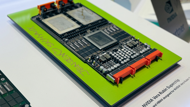 젠슨 황 엔비디아 최고경영자(CEO)가 16일(현지시간) 'GTC 2026' SK하이닉스 부스에 전시된 엔비디아 차세대 AI 가속기 '베라 루빈'에 'JENSEN ♡ SK HYNIX' 사인을 남겼다. SK하이닉스 제공