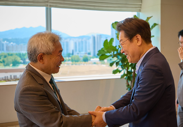 이재명 대통령이 지난 2025년 7월 11일 서울 용산 대통령실 청사에서 열린 언론인 오찬 회동에서 정규재(왼쪽) 전 한국경제신문 주필을 만나 악수를 나누고 있다.[청와대 홈페이지 사진 갈무리]