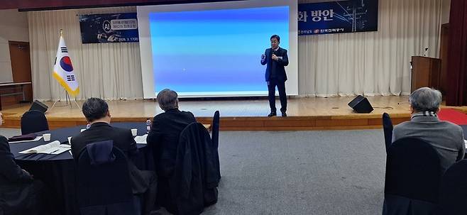 신정훈 한전전력연구원 연구위원이 에너지밸리포럼이 17일 광주테크노파크 12층 국제회의장에서 개최한 제82차 정례포럼에서 '인공지능(AI) 데이터센터의 전력망 유연자원화 방안'을 주제로 발표하고 있다.