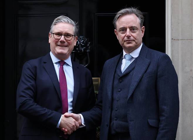바르트 더 베버(오른쪽) 벨기에 총리가 지난해 12월 12일(현지시간) 영국 런던의 총리 관저를 방문해 키어 스타머(왼쪽) 총리와 악수하고 있다. EPA 연합