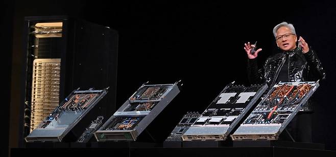 젠슨 황 엔비디아 CEO가 지난 1월 5일(현지시간) 미국 네바다주 라스베이거스 퐁텐블로 호텔에서 열린 엔비디아 CES 2026 라이브에서 차세대 그래픽처리장치(GPU) 루빈과 데이터처리장치(DPU) '블루필드4' 를 소개하고 있다. 뉴스1