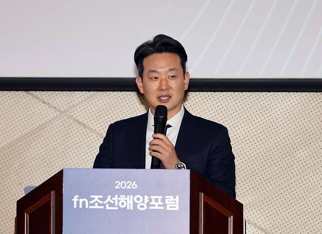 파이낸셜뉴스 주최로 제1회 '2026 fn 조선해양포럼'이 17일 부산 부산항국제전시컨벤션센터에서 ‘조선·해양 혁신을 위한 글로벌 동맹’이란 주제로 열렸다. 최재성 클락슨스 코리아 대표가 강연을 하고 있다. 사진=박범준 기자