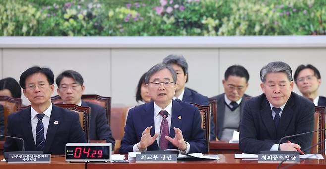 조현 외교부 장관(가운데)이 17일 국회에서 열린 외교통일위원회 전체회의에서 의원 질의에 답변하고 있다. 뉴스1