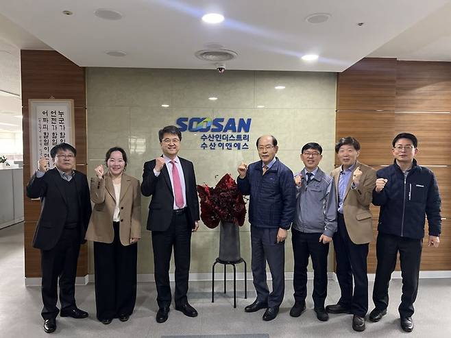 장필호 한수원KNP 대표이사(왼쪽 세번째)와 한봉섭 수산인더스트리 대표이사가 17일 '해외 원전 시장 진출 상호지원 및 협력관계 증진을 위한 업무협약(MOU)'을 체결한 후 기념촬영을 하고 있다. 한수원KNP 제공