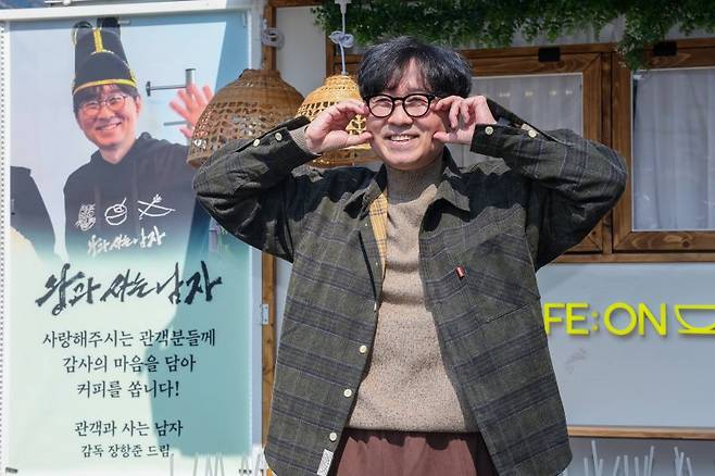 영화 '왕과 사는 남자'의 장항준 감독이 12일 서울 중구 프레스센터 앞에서 1,200만 관객 돌파를 기념해 커피차를 마련, 팬들에게 커피를 나눠주기 전 포토타임을 갖고 있다. 뉴스1