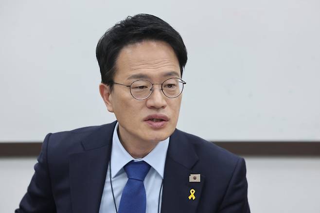 박주민 국회 보건복지위원장이 16일 서울 여의도 국회에서 의료개혁 관련 기자간담회를 하고 있다. 뉴스1