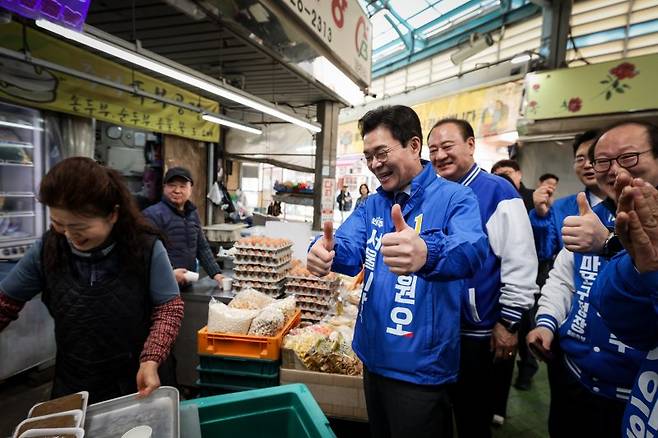 더불어민주당 서울시장 예비후보인 정원오 전 성동구청장이 17일 서울 마포구 망원동월드컵시장을 방문해 상인들을 만나고 있다. 연합뉴스