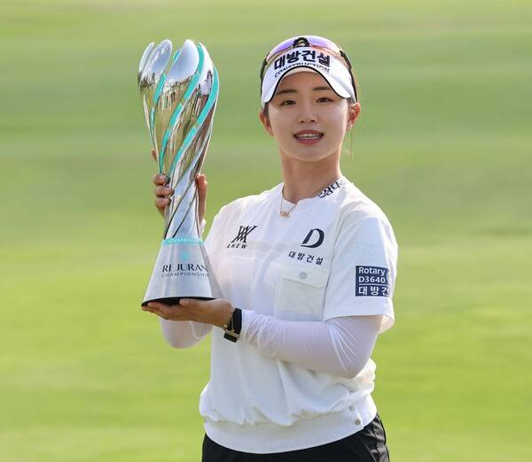 이예원, 홍정민, 전예성 프로 등을 제치고 한국여자프로골프(KLPGA) 투어 2026시즌 개막전인 '신설 대회' 리쥬란 챔피언십 우승을 차지한 임진영 프로가 우승 트로피를 들고 기념촬영하는 모습이다. 사진제공=KLPGA (사진을 무단으로 사용하지 마십시오.)