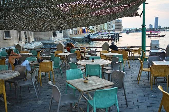 13일 아랍에미리트 두바이에서 주요 관광지 중 하나인 알시프 시장 옆 테라스에 인적이 한산하다. 두바이/AP연합뉴스