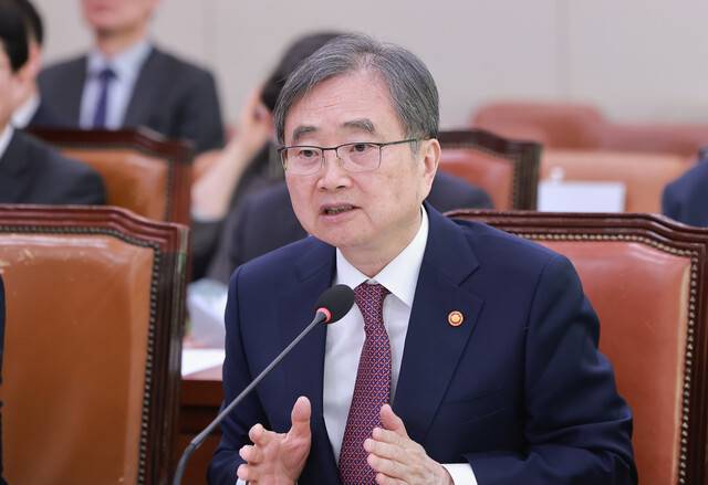 조현 외교부 장관이 17일 국회에서 열린 외교통일위원회 전체회의에서 의원 질의에 답하고 있다. 연합뉴스