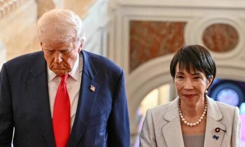 지난해 11월 28일 일본 도쿄 아카사카 영빈관에서 다카이치 사나에 일본 총리와 도널드 트럼프 미국 대통령이 계단을 오르고 있다. AFP 연합뉴스