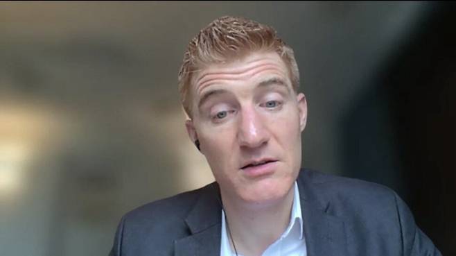 마이클 커닝햄 스팀슨센터 선임연구원이 16일(현지시각) 한겨레와 화상 인터뷰에서 “중국 입장에서도 에너지 수급 차질 등으로 상황이 어렵지만, 미국보다 더 오래 혼란을 견딜 수 있다고 보고 있다”며 “관세 갈등이나 코로나 봉쇄 사례에서 보듯 중국 체제는 상당한 충격을 장기간 감내할 수 있는 구조”라고 설명했다. 화상인터뷰 갈무리