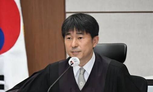 지귀연 부장판사가 지난해 4월21일 서울 서초동 서울중앙지법에서 열린 내란 우두머리 혐의 형사재판 두번째 공판에서 취재진의 퇴장을 명령하고 있다. 사진공동취재단