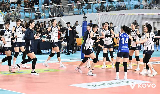 프로배구 여자부 아이비케이(IBK) 기업은행 선수들이 17일 한국도로공사를 상대로 승리한 뒤 기뻐하고 있다. 한국배구연맹 제공