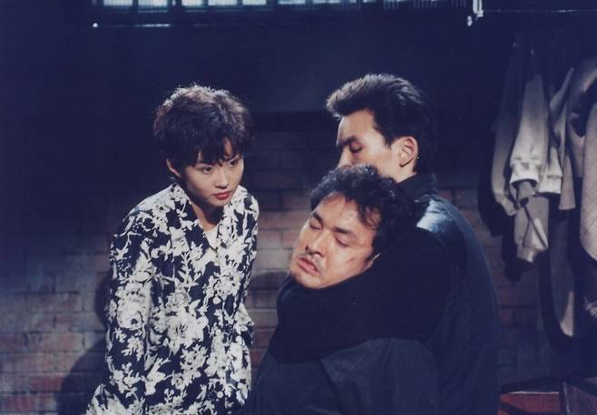 영화 ‘나는 소망한다 내게 금지된 것을’의 주인공 강민주는 남자들과의 전쟁을 선포하며 인기 배우 백승하를 납치한다. 네이버 영화 갈무리