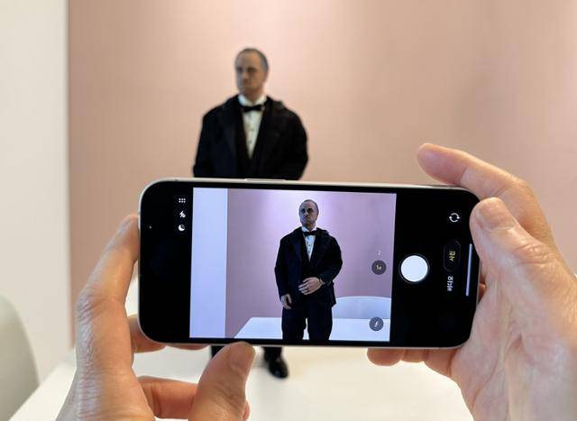 애플의 아이폰17e 스마트폰에서는 카메라로 인물을 비추면 자동으로 아웃포커싱의 인물 모드가 작동한다. 배우 말론 브란도 인형으로 시험해 봤더니 눈, 코, 입을 인식해 아이폰 화면에 자동으로 인물모드를 알리는 f 표시가 떴다. 인형으로 시험하면 인물모드가 간헐적으로 작동한다. 더러 인형을 사람과 다르게 인식한다는 뜻이다. 최연진기자