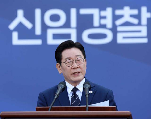 이재명 대통령이 17일 충남 아산 경찰대학교에서 열린 신임 경찰 경위·경감 임용식에서 축사를 하고 있다. 아산=왕태석 선임기자