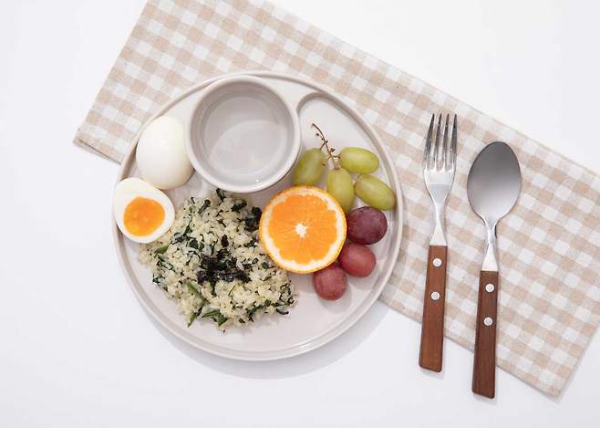 다이어트할 때 식판을 사용하면 식사량을 조절하기 쉽고, 균형 잡힌 영양을 섭취할 수 있다./사진=클립아트코리아