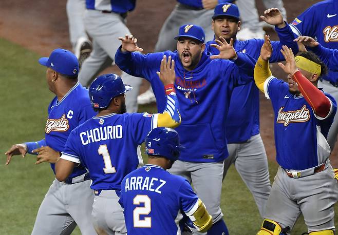 베네수엘라 잭슨 추리오(1번)를 반기는 헤이수스와 산체스. AP=연합뉴스&nbsp;