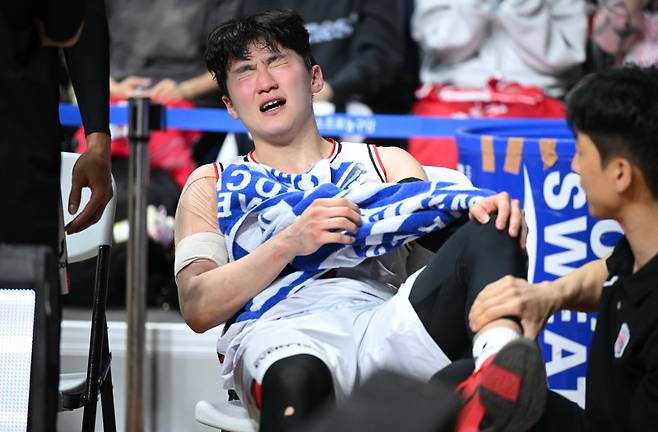 정관장 문유현이 15일 KCC와의 경기 중 왼 발목을 접질린 뒤 통증을 호소하고 있다. 17일 구단에 따르면 그는 전거비인대를 다쳐 3주가량 결장한다. 사진=KBL