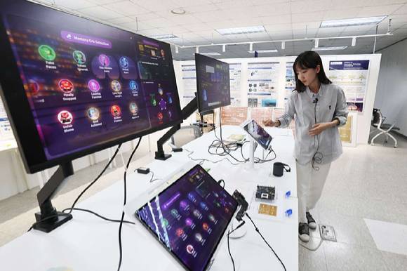 KAIST 관계자가 소울메이트를 시연해 보이고 있다. [사진=KAIST]