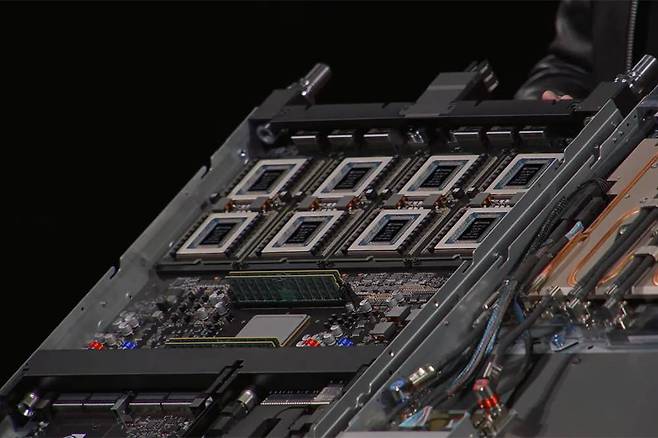 그록 3 LPU 실물을 탑재한 시스템 / 출처=엔비디아