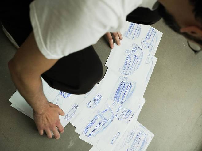 스케치 작업 중인 디자이너의 모습 / 출처=지커