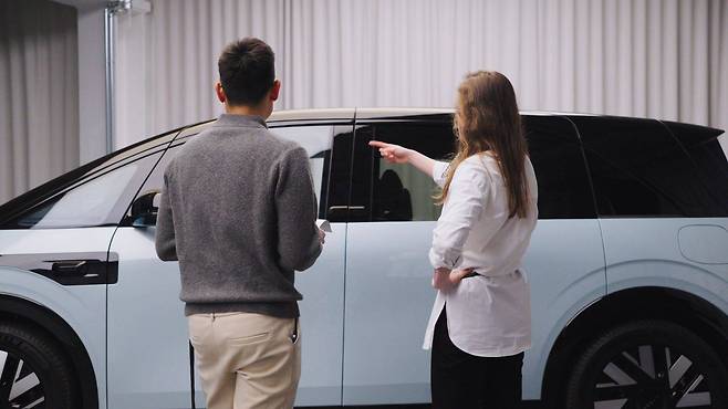 차량을 두고 의견을 나누는 디자이너들의 모습 / 출처=지커