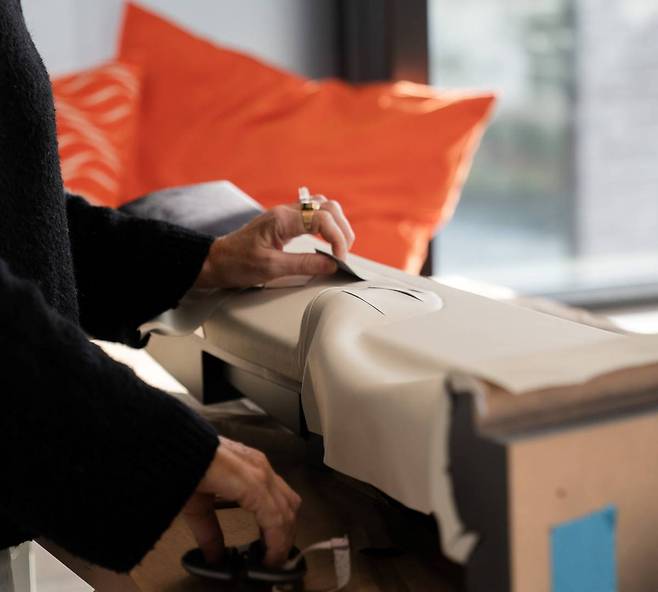 CMF 연구공간에서 차량 소재를 살펴보는 디자이너의 모습 / 출처=지커