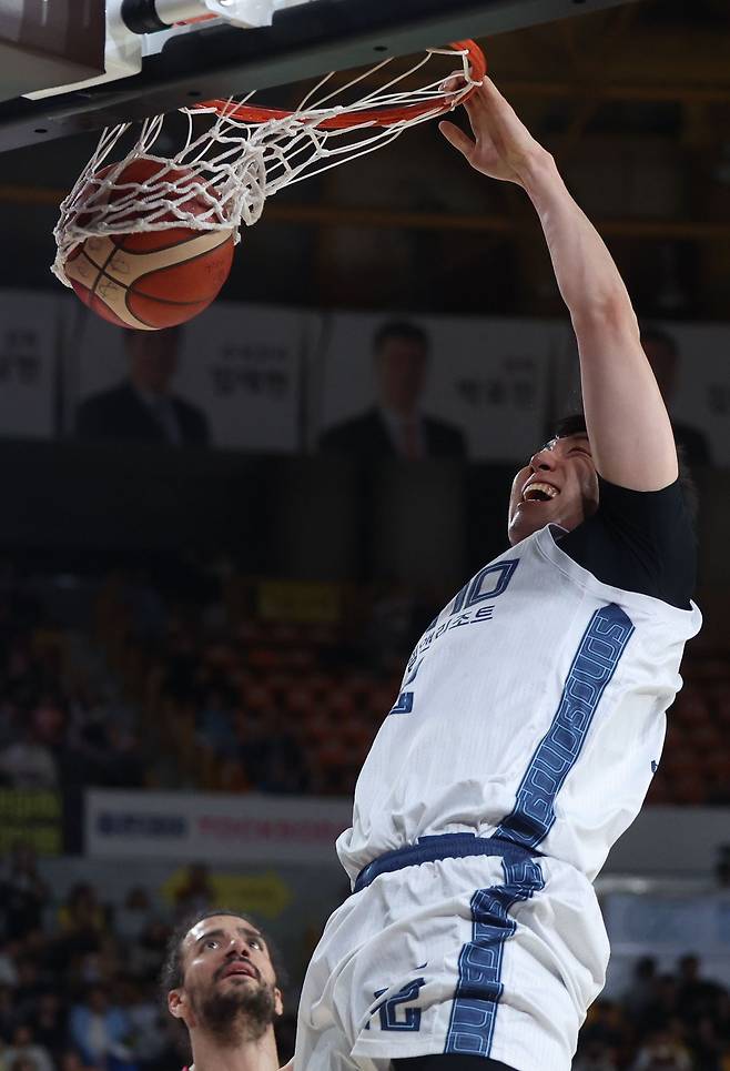 프로농구 소노의 주전 센터 강지훈의 호쾌한 덩크 장면. 소노는 최근 7연승을 달리며 중위권으로 올라섰다. 돌풍에는 무명 선수 출신인 손창환 감독의 열정 어린 지도가 있다. [연합뉴스]