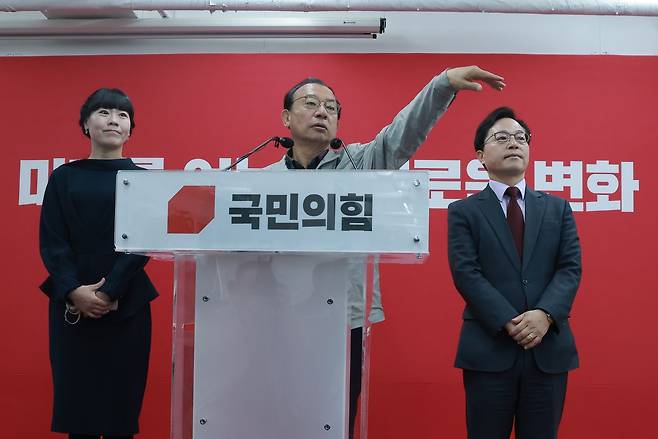 이정현 국민의힘 공천관리위원장(가운데)이 16일 서울 여의도 중앙당사에서 충북지사 공천 심사 관련 브리핑을 하고 있다. 이 위원장은 이 자리에서 “많은 논의 끝에 현 김영환 지사를 이번 후보 공천 대상에서 제외하고 기존 신청자 외 추가 공천 신청을 받아 결정하기로 했다”고 밝혔다. [연합뉴스]