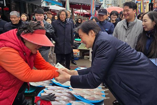 조국혁신당 조국 대표가 지난달 28일 부산 기장군 기장시장을 방문해 상인들과 인사하고 있다. 연합뉴스