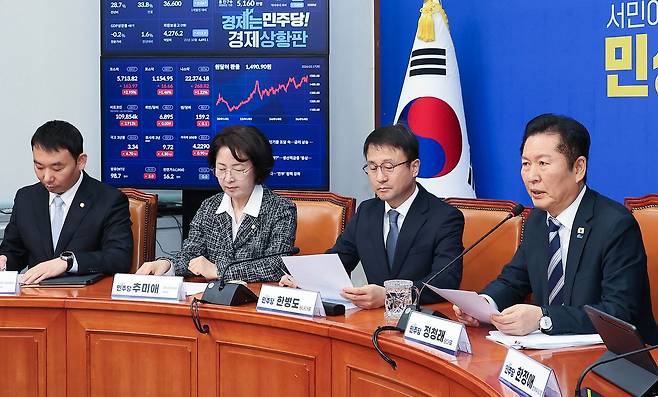 정청래 더불어민주당 대표(오른쪽)가 17일 오전 국회에서 열린 검찰개혁 관련 당대표 긴급 기자회견에서 발언하고 있다. 임현동 기자