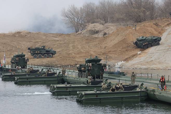 14일 경기도 연천군 임진강에서 실시된 한ㆍ미연합 도하훈련에서 주한미군 스트라이커 장갑차들이 부교를 건너고 있다. 연합뉴스