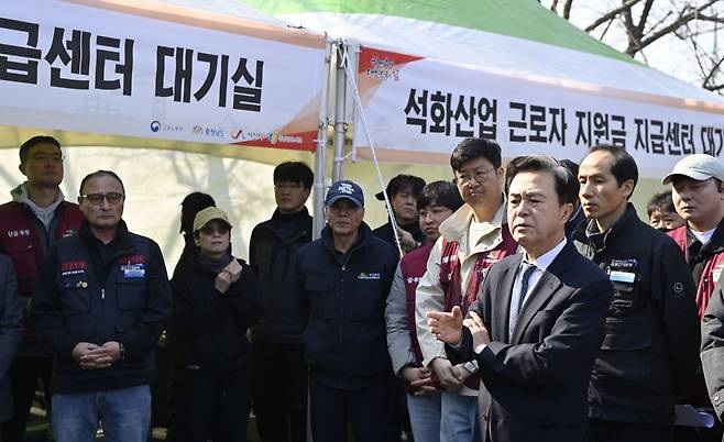 김태흠 충남지사가 17일 서산시 대산석유화학단지를 방문, 현황 보고를 받고 노사 관계자들에게 지원 대책을 설명하고 있다. [사진 충남도]