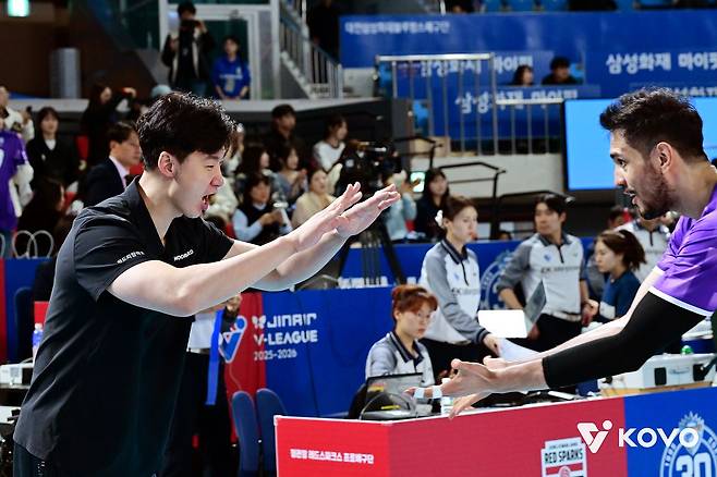 17일 대전 삼성화재전에서 승리해 준플레이오프 진출을 확정지은 우리카드 박철우 감독 대행(왼쪽)과 하이파이브하는 아라우조. 사진 한국배구연맹