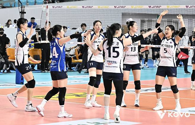 17일 대전 삼성화재전에서 승리해 봄배구 희망을 살린 여자배구 IBK기업은행. 사진 한국배구연맹