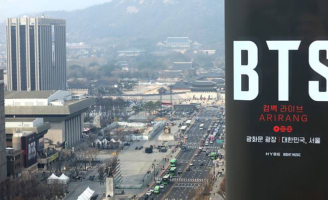 방탄소년단(BTS)의 서울 광화문광장 컴백 공연을 열흘 앞둔 11일 서울 종로구 광화문광장 인근 전광판에 BTS 컴백 공연 관련 광고가 보이고 있다. /뉴시스