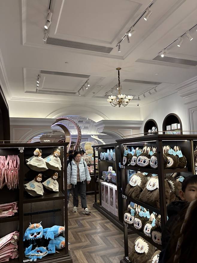 팝마트가 중국 베이징에 운영하고 있는 테마파크 '팝랜드'. 라부부 캐릭터를 비롯해 다양한 팝마트의 캐릭터들이 테마파크를 장식하고 있다. 베이징=김은정 특파원